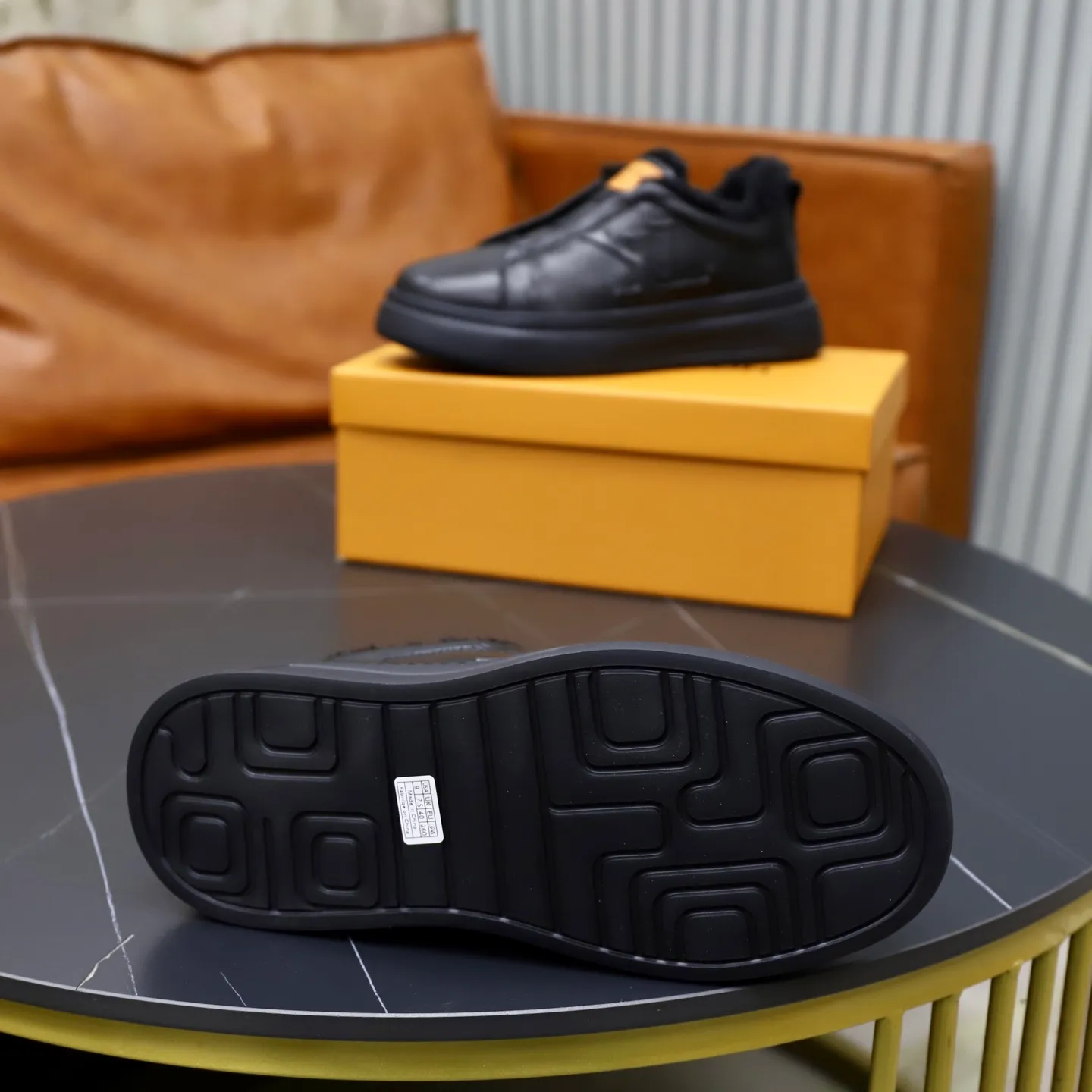 Ex-factory price: 500💰🙅‍♂️🙅‍♂️🙅‍♂️ Brand: LV Louis Vuitton Standard code: 38-44 (45 customized) Grade: Same as the official website Material: Original cowhide fabric Comfortable and warm wool lining Increased lightness, wear-resistant and soft outsole Style category: Men's fashionable casual shoes Running sneakers Distinguished luxury brand elements Top luxury Color: actual picture color